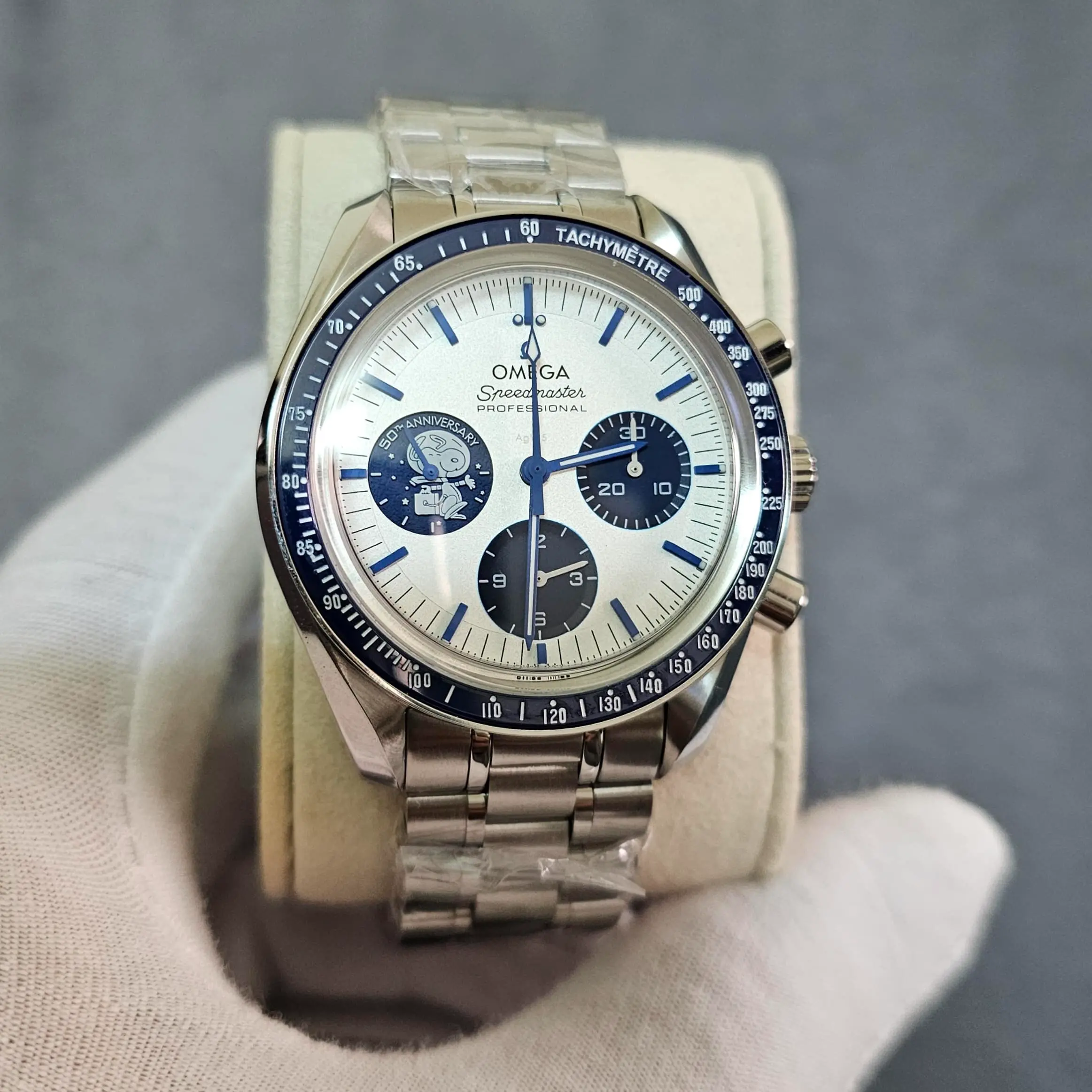 Omega Speedmaster Silver Snoopy Award 2023